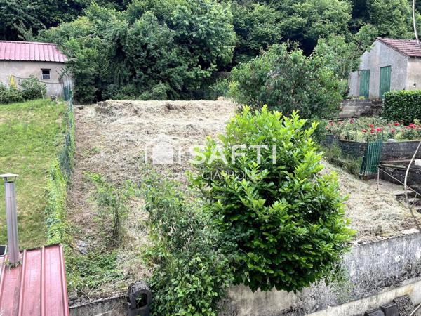 MAISON JUMELÉE 130M2 A RENOVER AVEC TERRASSE ; JARDIN ET CABANON + 4 EMPLACEMENTS VOITURES EST L'OCCASION RÊVÉE DE CRÉER VOTRE CHEZ VOUS .
