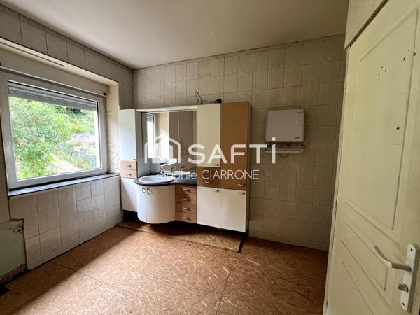 MAISON JUMELÉE 130M2 A RENOVER AVEC TERRASSE ; JARDIN ET CABANON + 4 EMPLACEMENTS VOITURES EST L'OCCASION RÊVÉE DE CRÉER VOTRE CHEZ VOUS .