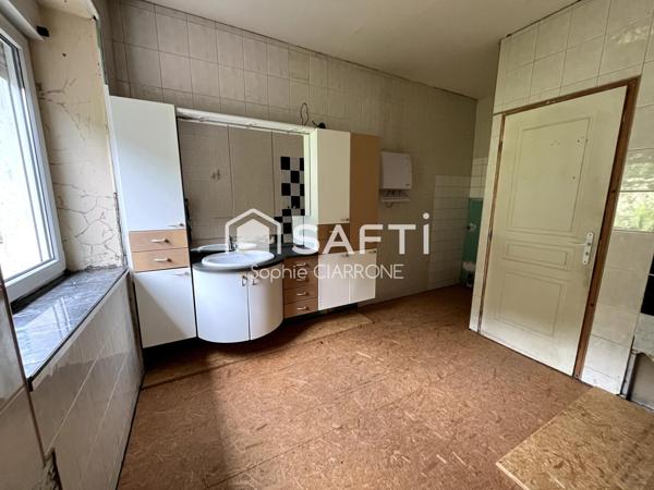 MAISON JUMELÉE 130M2 A RENOVER AVEC TERRASSE ; JARDIN ET CABANON + 4 EMPLACEMENTS VOITURES EST L'OCCASION RÊVÉE DE CRÉER VOTRE CHEZ VOUS .