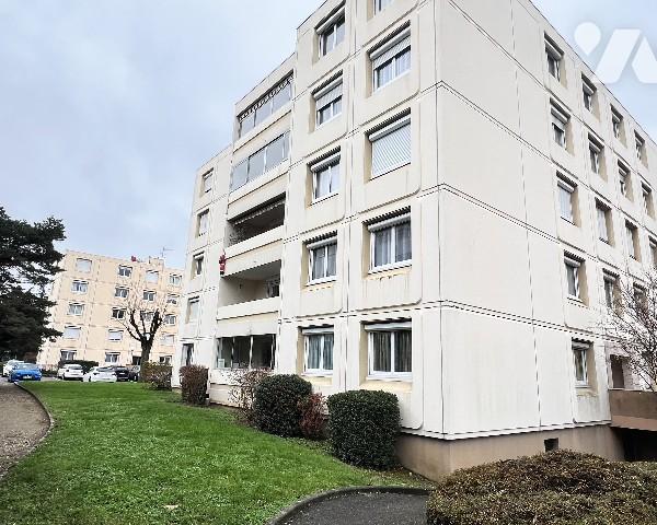 SAINT-PRIEST, T3 de 78,56 m² avec grande loggia fermée dans résidence avec parking.