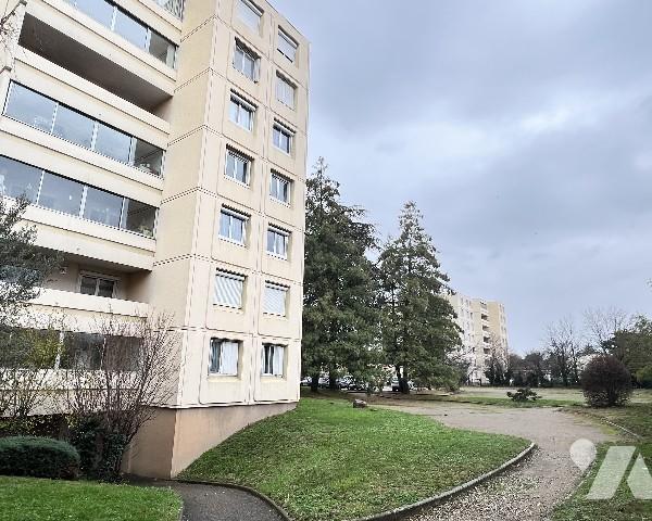 SAINT-PRIEST, T3 de 78,56 m² avec grande loggia fermée dans résidence avec parking.