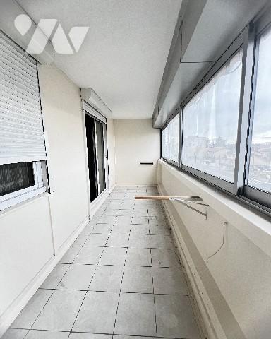 SAINT-PRIEST, T3 de 78,56 m² avec grande loggia fermée dans résidence avec parking.