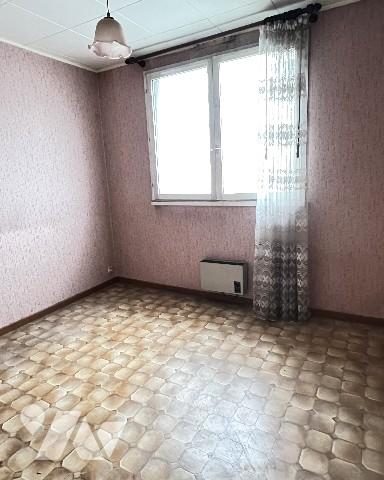 SAINT-PRIEST, T3 de 78,56 m² avec grande loggia fermée dans résidence avec parking.