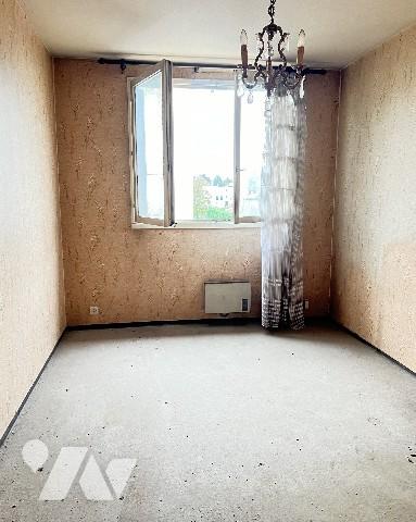 SAINT-PRIEST, T3 de 78,56 m² avec grande loggia fermée dans résidence avec parking.