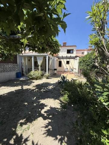Le barcarès , presqu'île ! 
Maison à rafraichir comprenant cuisine sur  séjour, véranda, 2 chambres, bureau, garage, jardin clos sans vis à vis 
Idéal investisseur ou résidence secondaire