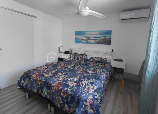 Coup de cœur assuré !

Située dans le très recherché Village Marin Catalan de Torreilles, à seulement 2 pas de la plage, cette jolie villa entièrement rénovée vous séduira par son confort, sa luminosité et son emplacement idéal.

Au rez-de-chaussée, vous découvrirez une belle pièce de vie conviviale avec une cuisine moderne entièrement équipée, ouverte sur un salon-séjour lumineux. Une agréable pergola climatique avec baie vitrée à galandage prolonge l'espace de vie et vous permet de profiter d'une pièce supplémentaire baignée de lumière, été comme hiver.

À l'étage, une belle chambre et une salle de bain fonctionnelle vous attendent. Pour plus de confort au quotidien, la maison dispose de deux WC, un au rez-de-chaussée et un à l'étage.

De nombreux travaux ont été récemment effectués: notamment: véranda bioclimatique, portes à galandages dernière génération, climatisation, cumulus thermodynamique, isolation....
Les + du bien :
✅ Villa entièrement rénovée, aucun travaux à prévoir.
✅ Résidence sécurisée avec portail électrique.
✅ Place de parking privative.
✅ À deux pas de la plage et des pistes cyclables.
✅ Environnement calme et recherché.

Que vous recherchiez une résidence secondaire, un investissement locatif ou votre premier achat, cette villa est une opportunité à ne pas manquer.

📞 Contactez-moi dès aujourd'hui pour organiser une visite. Vous n'aurez plus qu'à poser vos valises et profiter de la douceur de vivre en bord de Méditerranée !