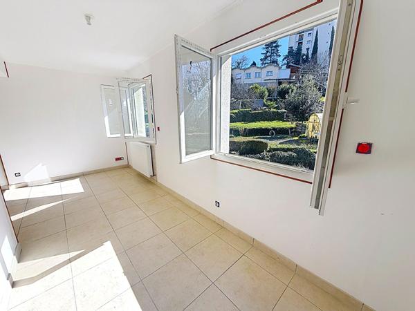 MAISON LUMINEUSE ENTIÈREMENT RÉNOVÉE AVEC DÉPENDANCES DANS UN QUARTIER CALME DE PAMIERS