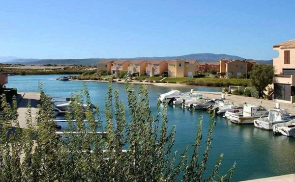 Fonds de commerce à vendre LEUCATE (11) Bar restaurant "les pieds dans l'eau", grande terrasse accès direct sur la plage