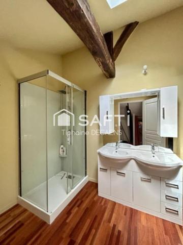 Restaurant 50m2, Brasserie 50m2, réserve 30m2, appartement 100m loyer 800euros par mois.