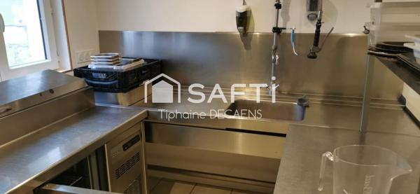 Restaurant 50m2, Brasserie 50m2, réserve 30m2, appartement 100m loyer 800euros par mois.
