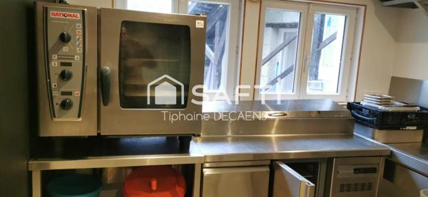 Restaurant 50m2, Brasserie 50m2, réserve 30m2, appartement 100m loyer 800euros par mois.