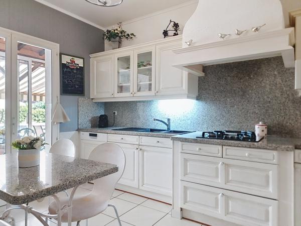 Maison
         6 pièces
        - 200 m² 357 000 € *