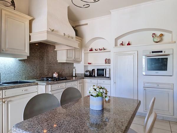 Maison
         6 pièces
        - 200 m² 357 000 € *