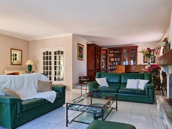 Maison
         6 pièces
        - 200 m² 357 000 € *