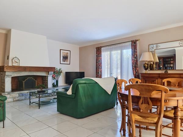 Maison
         6 pièces
        - 200 m² 357 000 € *