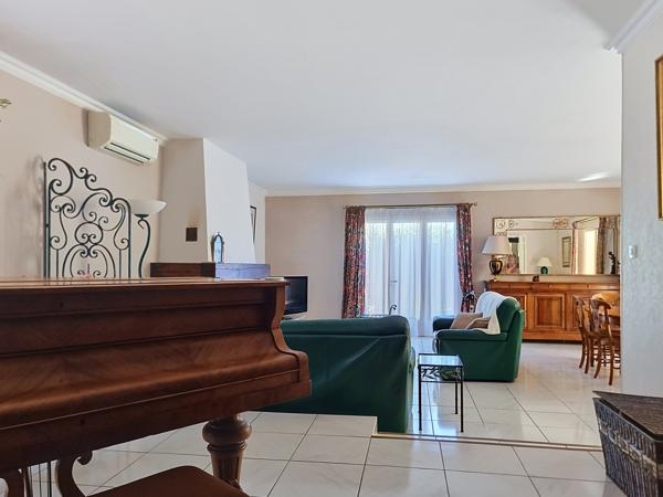 Maison
         6 pièces
        - 200 m² 357 000 € *