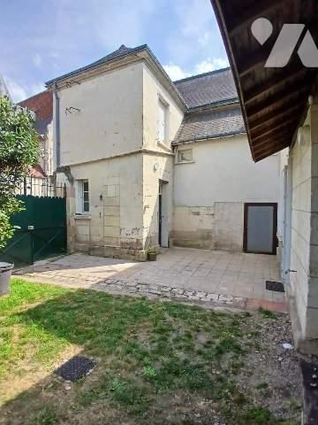 Belle maison de ville avec jardin et caves