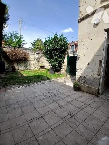 Belle maison de ville avec jardin et caves
