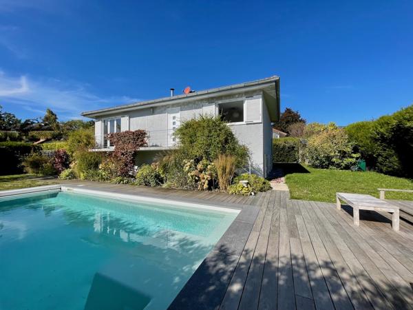 Cessy (01170) Maison familiale au calme avec superbe jardin et piscine chauffée