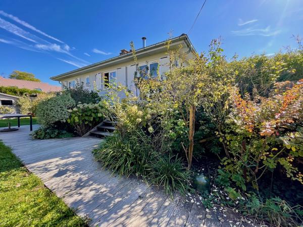 Cessy (01170) Maison familiale au calme avec superbe jardin et piscine chauffée