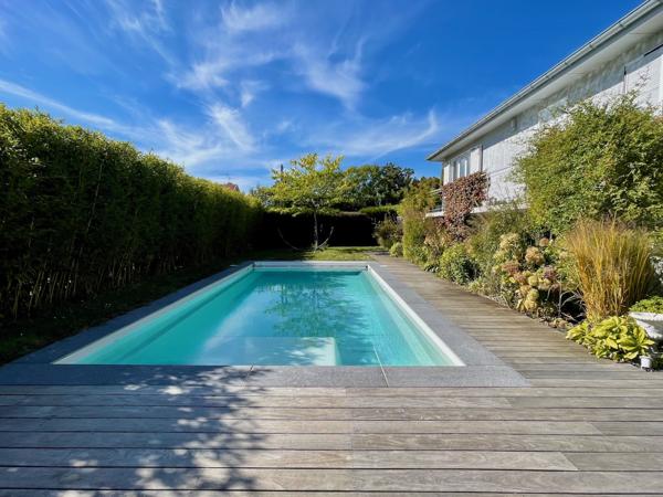 Cessy (01170) Maison familiale au calme avec superbe jardin et piscine chauffée