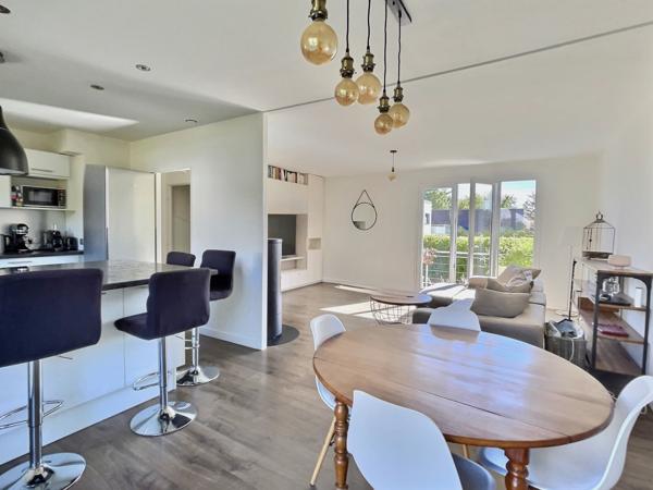 Cessy (01170) Maison familiale au calme avec superbe jardin et piscine chauffée