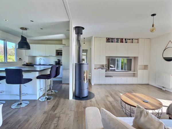 Cessy (01170) Maison familiale au calme avec superbe jardin et piscine chauffée