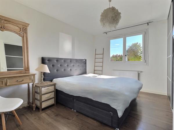 Cessy (01170) Maison familiale au calme avec superbe jardin et piscine chauffée