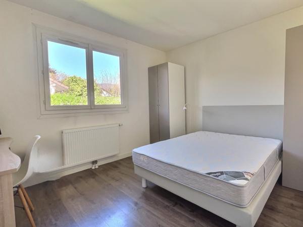 Cessy (01170) Maison familiale au calme avec superbe jardin et piscine chauffée