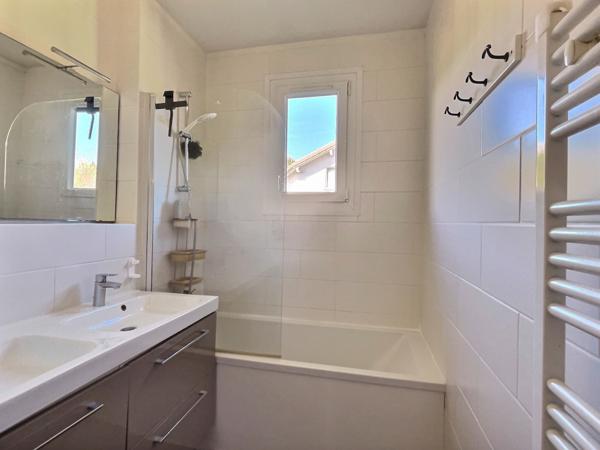 Cessy (01170) Maison familiale au calme avec superbe jardin et piscine chauffée