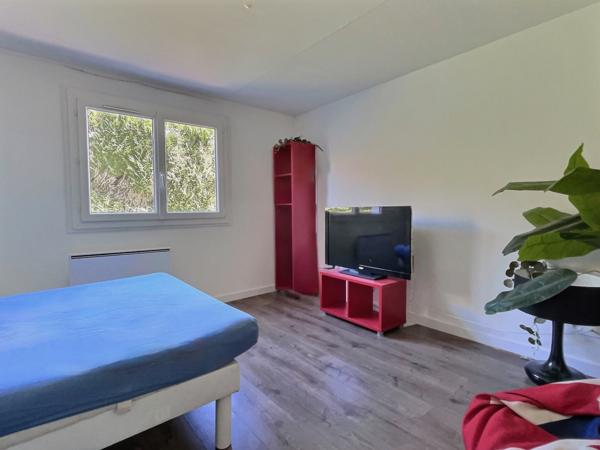 Cessy (01170) Maison familiale au calme avec superbe jardin et piscine chauffée