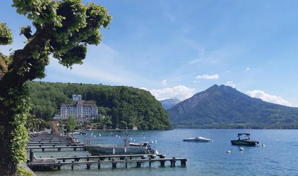 Terrain très rare sur le Lac d'Annecy rive est - Emplacement rare et privilégié
