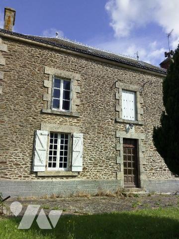 Entre MAYENNE et VILLAINES-LA-JUHEL (53), un ensemble immobilier composé :
- d'une maison d'ha...
