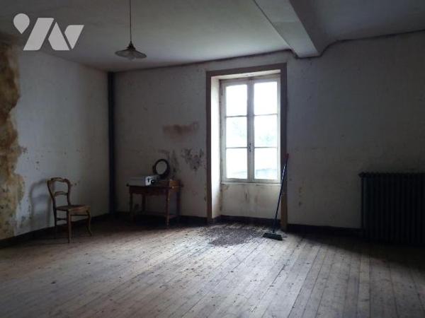 Entre MAYENNE et VILLAINES-LA-JUHEL (53), un ensemble immobilier composé :
- d'une maison d'ha...