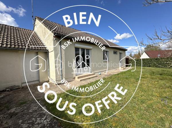 Dans le quartier recherché des Douets, à proximité immédiate des écoles, des transports et des commerces, découvrez cette maison de plain-pied offrant un fort potentiel.
Sur un terrain de 420 m², elle se compose d’une entrée, d’un salon-séjour lumineux, de 3 chambres, une cuisine avec cellier, d’une salle d’eau récemment rénovée, de WC séparés ainsi que d’un garage.
Les menuiseries sont en PVC double vitrage avec volets motorisés, 
Quelques travaux de rafraîchissement sont à prévoir, idéal pour personnaliser ce bien à votre goût.
À SAISIR !