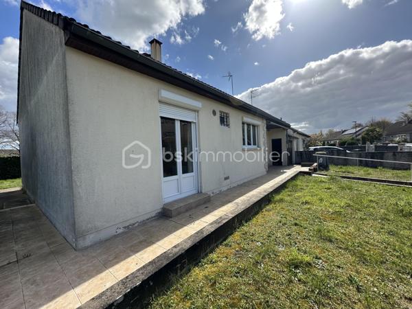 Dans le quartier recherché des Douets, à proximité immédiate des écoles, des transports et des commerces, découvrez cette maison de plain-pied offrant un fort potentiel.
Sur un terrain de 420 m², elle se compose d’une entrée, d’un salon-séjour lumineux, de 3 chambres, une cuisine avec cellier, d’une salle d’eau récemment rénovée, de WC séparés ainsi que d’un garage.
Les menuiseries sont en PVC double vitrage avec volets motorisés, 
Quelques travaux de rafraîchissement sont à prévoir, idéal pour personnaliser ce bien à votre goût.
À SAISIR !