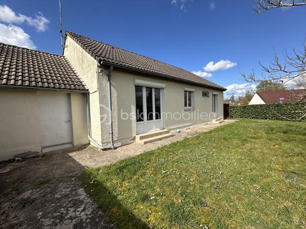 Dans le quartier recherché des Douets, à proximité immédiate des écoles, des transports et des commerces, découvrez cette maison de plain-pied offrant un fort potentiel.
Sur un terrain de 420 m², elle se compose d’une entrée, d’un salon-séjour lumineux, de 3 chambres, une cuisine avec cellier, d’une salle d’eau récemment rénovée, de WC séparés ainsi que d’un garage.
Les menuiseries sont en PVC double vitrage avec volets motorisés, 
Quelques travaux de rafraîchissement sont à prévoir, idéal pour personnaliser ce bien à votre goût.
À SAISIR !