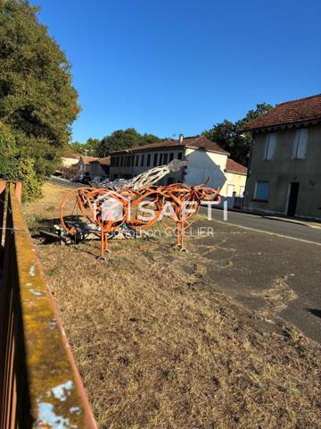 Terrain avec hangar environ 180m2, accès camions