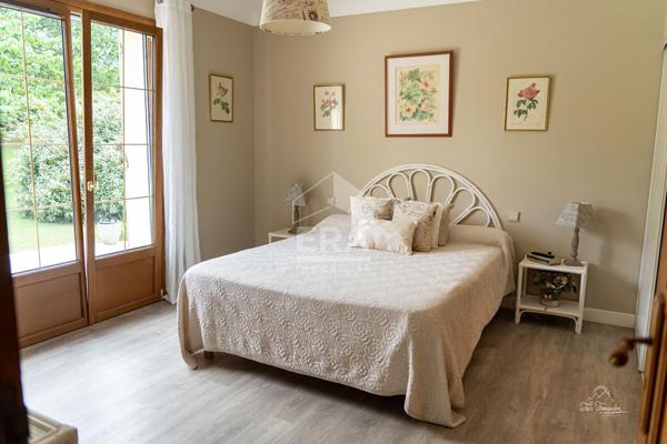 villa avec piscine et parc arboré