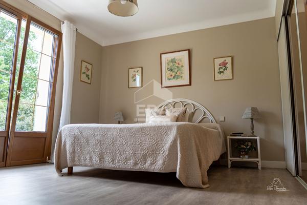 villa avec piscine et parc arboré