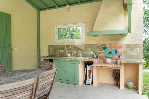 villa avec piscine et parc arboré