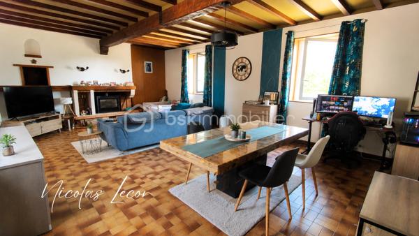 Idéalement située sur la commune de La Guerche-sur-l’Aubois, cette agréable maison familiale avec une vie de plain-pied d’environ 150 m² habitables saura séduire les amateurs d’espace, de confort et de tranquillité.

Édifiée sur un terrain plat, arboré et sans vis-à-vis d’environ 1 700 m², elle offre un cadre de vie agréable avec terrasse, abri de jardin et puits, idéal pour l’entretien du jardin et les extérieurs.

Au rez-de-chaussée, vous découvrirez une vie de plain-pied particulièrement appréciable comprenant une belle pièce de vie lumineuse et chaleureuse de plus de 40 m² agrémenté d’un poêle à bois, une cuisine aménagée et entièrement équipée d’environ 14 m² (four, plaques, lave-vaisselle, hotte), deux chambres, une salle d’eau, un WC indépendant avec lave-mains, ainsi qu’un espace rangement et une partie cellier.

À l’étage, le bien propose une pièce palière polyvalente pouvant convenir parfaitement à une chambre supplémentaire, un bureau, une salle de jeux ou un espace détente selon vos besoins. Vous y trouverez également une grande chambre avec son espace sanitaire privatif comprenant une douche, WC et bidet.

Un véritable atout supplémentaire : un grenier d’environ 45 m² au sol, offrant un beau potentiel d’aménagement pour créer une ou plusieurs chambres supplémentaires, une suite parentale, un espace télétravail ou loisirs. La maison permet ainsi d’envisager 4 à 5 chambres selon vos projets.

Côté dépendances et annexes, la maison bénéficie d’un ensemble particulièrement fonctionnel comprenant :

- un garage attenant avec accès direct à l’habitation,
- un second garage d’environ 22 m²,
- un espace atelier d’environ 20 m²,
- ainsi qu’une cave.

Pour votre confort : double vitrage PVC sur une partie de la maison, fibre optique installée, chauffage électrique récent complété par un poêle à bois.

Située à La Guerche-sur-l’Aubois, commune disposant des commodités du quotidien, d’écoles, d’établissements scolaires, commerces et services, cette maison conviendra aussi bien à une famille qu’à des acquéreurs recherchant un bien évolutif dans un environnement pratique et agréable. La commune dispose notamment d’écoles maternelles et élémentaires ainsi que du collège Claude Debussy.

Une maison offrant de beaux volumes, de nombreuses possibilités d’aménagement et un environnement privilégié, à découvrir sans tarder.