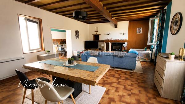 Idéalement située sur la commune de La Guerche-sur-l’Aubois, cette agréable maison familiale avec une vie de plain-pied d’environ 150 m² habitables saura séduire les amateurs d’espace, de confort et de tranquillité.

Édifiée sur un terrain plat, arboré et sans vis-à-vis d’environ 1 700 m², elle offre un cadre de vie agréable avec terrasse, abri de jardin et puits, idéal pour l’entretien du jardin et les extérieurs.

Au rez-de-chaussée, vous découvrirez une vie de plain-pied particulièrement appréciable comprenant une belle pièce de vie lumineuse et chaleureuse de plus de 40 m² agrémenté d’un poêle à bois, une cuisine aménagée et entièrement équipée d’environ 14 m² (four, plaques, lave-vaisselle, hotte), deux chambres, une salle d’eau, un WC indépendant avec lave-mains, ainsi qu’un espace rangement et une partie cellier.

À l’étage, le bien propose une pièce palière polyvalente pouvant convenir parfaitement à une chambre supplémentaire, un bureau, une salle de jeux ou un espace détente selon vos besoins. Vous y trouverez également une grande chambre avec son espace sanitaire privatif comprenant une douche, WC et bidet.

Un véritable atout supplémentaire : un grenier d’environ 45 m² au sol, offrant un beau potentiel d’aménagement pour créer une ou plusieurs chambres supplémentaires, une suite parentale, un espace télétravail ou loisirs. La maison permet ainsi d’envisager 4 à 5 chambres selon vos projets.

Côté dépendances et annexes, la maison bénéficie d’un ensemble particulièrement fonctionnel comprenant :

- un garage attenant avec accès direct à l’habitation,
- un second garage d’environ 22 m²,
- un espace atelier d’environ 20 m²,
- ainsi qu’une cave.

Pour votre confort : double vitrage PVC sur une partie de la maison, fibre optique installée, chauffage électrique récent complété par un poêle à bois.

Située à La Guerche-sur-l’Aubois, commune disposant des commodités du quotidien, d’écoles, d’établissements scolaires, commerces et services, cette maison conviendra aussi bien à une famille qu’à des acquéreurs recherchant un bien évolutif dans un environnement pratique et agréable. La commune dispose notamment d’écoles maternelles et élémentaires ainsi que du collège Claude Debussy.

Une maison offrant de beaux volumes, de nombreuses possibilités d’aménagement et un environnement privilégié, à découvrir sans tarder.