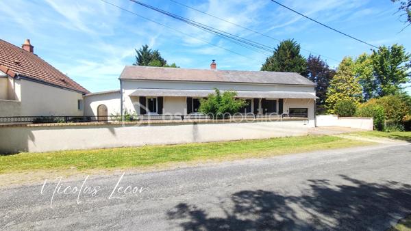 Idéalement située sur la commune de La Guerche-sur-l’Aubois, cette agréable maison familiale avec une vie de plain-pied d’environ 150 m² habitables saura séduire les amateurs d’espace, de confort et de tranquillité.

Édifiée sur un terrain plat, arboré et sans vis-à-vis d’environ 1 700 m², elle offre un cadre de vie agréable avec terrasse, abri de jardin et puits, idéal pour l’entretien du jardin et les extérieurs.

Au rez-de-chaussée, vous découvrirez une vie de plain-pied particulièrement appréciable comprenant une belle pièce de vie lumineuse et chaleureuse de plus de 40 m² agrémenté d’un poêle à bois, une cuisine aménagée et entièrement équipée d’environ 14 m² (four, plaques, lave-vaisselle, hotte), deux chambres, une salle d’eau, un WC indépendant avec lave-mains, ainsi qu’un espace rangement et une partie cellier.

À l’étage, le bien propose une pièce palière polyvalente pouvant convenir parfaitement à une chambre supplémentaire, un bureau, une salle de jeux ou un espace détente selon vos besoins. Vous y trouverez également une grande chambre avec son espace sanitaire privatif comprenant une douche, WC et bidet.

Un véritable atout supplémentaire : un grenier d’environ 45 m² au sol, offrant un beau potentiel d’aménagement pour créer une ou plusieurs chambres supplémentaires, une suite parentale, un espace télétravail ou loisirs. La maison permet ainsi d’envisager 4 à 5 chambres selon vos projets.

Côté dépendances et annexes, la maison bénéficie d’un ensemble particulièrement fonctionnel comprenant :

- un garage attenant avec accès direct à l’habitation,
- un second garage d’environ 22 m²,
- un espace atelier d’environ 20 m²,
- ainsi qu’une cave.

Pour votre confort : double vitrage PVC sur une partie de la maison, fibre optique installée, chauffage électrique récent complété par un poêle à bois.

Située à La Guerche-sur-l’Aubois, commune disposant des commodités du quotidien, d’écoles, d’établissements scolaires, commerces et services, cette maison conviendra aussi bien à une famille qu’à des acquéreurs recherchant un bien évolutif dans un environnement pratique et agréable. La commune dispose notamment d’écoles maternelles et élémentaires ainsi que du collège Claude Debussy.

Une maison offrant de beaux volumes, de nombreuses possibilités d’aménagement et un environnement privilégié, à découvrir sans tarder.