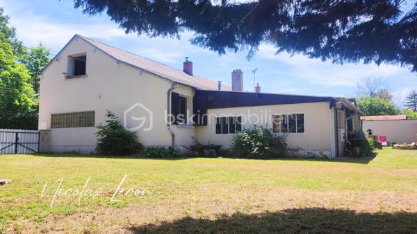 Idéalement située sur la commune de La Guerche-sur-l’Aubois, cette agréable maison familiale avec une vie de plain-pied d’environ 150 m² habitables saura séduire les amateurs d’espace, de confort et de tranquillité.

Édifiée sur un terrain plat, arboré et sans vis-à-vis d’environ 1 700 m², elle offre un cadre de vie agréable avec terrasse, abri de jardin et puits, idéal pour l’entretien du jardin et les extérieurs.

Au rez-de-chaussée, vous découvrirez une vie de plain-pied particulièrement appréciable comprenant une belle pièce de vie lumineuse et chaleureuse de plus de 40 m² agrémenté d’un poêle à bois, une cuisine aménagée et entièrement équipée d’environ 14 m² (four, plaques, lave-vaisselle, hotte), deux chambres, une salle d’eau, un WC indépendant avec lave-mains, ainsi qu’un espace rangement et une partie cellier.

À l’étage, le bien propose une pièce palière polyvalente pouvant convenir parfaitement à une chambre supplémentaire, un bureau, une salle de jeux ou un espace détente selon vos besoins. Vous y trouverez également une grande chambre avec son espace sanitaire privatif comprenant une douche, WC et bidet.

Un véritable atout supplémentaire : un grenier d’environ 45 m² au sol, offrant un beau potentiel d’aménagement pour créer une ou plusieurs chambres supplémentaires, une suite parentale, un espace télétravail ou loisirs. La maison permet ainsi d’envisager 4 à 5 chambres selon vos projets.

Côté dépendances et annexes, la maison bénéficie d’un ensemble particulièrement fonctionnel comprenant :

- un garage attenant avec accès direct à l’habitation,
- un second garage d’environ 22 m²,
- un espace atelier d’environ 20 m²,
- ainsi qu’une cave.

Pour votre confort : double vitrage PVC sur une partie de la maison, fibre optique installée, chauffage électrique récent complété par un poêle à bois.

Située à La Guerche-sur-l’Aubois, commune disposant des commodités du quotidien, d’écoles, d’établissements scolaires, commerces et services, cette maison conviendra aussi bien à une famille qu’à des acquéreurs recherchant un bien évolutif dans un environnement pratique et agréable. La commune dispose notamment d’écoles maternelles et élémentaires ainsi que du collège Claude Debussy.

Une maison offrant de beaux volumes, de nombreuses possibilités d’aménagement et un environnement privilégié, à découvrir sans tarder.