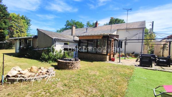 Idéalement située sur la commune de La Guerche-sur-l’Aubois, cette agréable maison familiale avec une vie de plain-pied d’environ 150 m² habitables saura séduire les amateurs d’espace, de confort et de tranquillité.

Édifiée sur un terrain plat, arboré et sans vis-à-vis d’environ 1 700 m², elle offre un cadre de vie agréable avec terrasse, abri de jardin et puits, idéal pour l’entretien du jardin et les extérieurs.

Au rez-de-chaussée, vous découvrirez une vie de plain-pied particulièrement appréciable comprenant une belle pièce de vie lumineuse et chaleureuse de plus de 40 m² agrémenté d’un poêle à bois, une cuisine aménagée et entièrement équipée d’environ 14 m² (four, plaques, lave-vaisselle, hotte), deux chambres, une salle d’eau, un WC indépendant avec lave-mains, ainsi qu’un espace rangement et une partie cellier.

À l’étage, le bien propose une pièce palière polyvalente pouvant convenir parfaitement à une chambre supplémentaire, un bureau, une salle de jeux ou un espace détente selon vos besoins. Vous y trouverez également une grande chambre avec son espace sanitaire privatif comprenant une douche, WC et bidet.

Un véritable atout supplémentaire : un grenier d’environ 45 m² au sol, offrant un beau potentiel d’aménagement pour créer une ou plusieurs chambres supplémentaires, une suite parentale, un espace télétravail ou loisirs. La maison permet ainsi d’envisager 4 à 5 chambres selon vos projets.

Côté dépendances et annexes, la maison bénéficie d’un ensemble particulièrement fonctionnel comprenant :

- un garage attenant avec accès direct à l’habitation,
- un second garage d’environ 22 m²,
- un espace atelier d’environ 20 m²,
- ainsi qu’une cave.

Pour votre confort : double vitrage PVC sur une partie de la maison, fibre optique installée, chauffage électrique récent complété par un poêle à bois.

Située à La Guerche-sur-l’Aubois, commune disposant des commodités du quotidien, d’écoles, d’établissements scolaires, commerces et services, cette maison conviendra aussi bien à une famille qu’à des acquéreurs recherchant un bien évolutif dans un environnement pratique et agréable. La commune dispose notamment d’écoles maternelles et élémentaires ainsi que du collège Claude Debussy.

Une maison offrant de beaux volumes, de nombreuses possibilités d’aménagement et un environnement privilégié, à découvrir sans tarder.