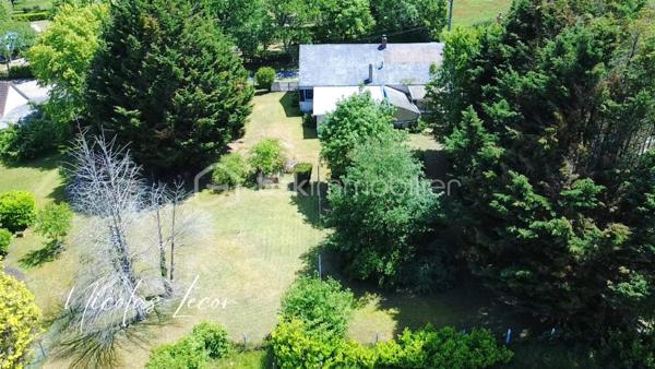Idéalement située sur la commune de La Guerche-sur-l’Aubois, cette agréable maison familiale avec une vie de plain-pied d’environ 150 m² habitables saura séduire les amateurs d’espace, de confort et de tranquillité.

Édifiée sur un terrain plat, arboré et sans vis-à-vis d’environ 1 700 m², elle offre un cadre de vie agréable avec terrasse, abri de jardin et puits, idéal pour l’entretien du jardin et les extérieurs.

Au rez-de-chaussée, vous découvrirez une vie de plain-pied particulièrement appréciable comprenant une belle pièce de vie lumineuse et chaleureuse de plus de 40 m² agrémenté d’un poêle à bois, une cuisine aménagée et entièrement équipée d’environ 14 m² (four, plaques, lave-vaisselle, hotte), deux chambres, une salle d’eau, un WC indépendant avec lave-mains, ainsi qu’un espace rangement et une partie cellier.

À l’étage, le bien propose une pièce palière polyvalente pouvant convenir parfaitement à une chambre supplémentaire, un bureau, une salle de jeux ou un espace détente selon vos besoins. Vous y trouverez également une grande chambre avec son espace sanitaire privatif comprenant une douche, WC et bidet.

Un véritable atout supplémentaire : un grenier d’environ 45 m² au sol, offrant un beau potentiel d’aménagement pour créer une ou plusieurs chambres supplémentaires, une suite parentale, un espace télétravail ou loisirs. La maison permet ainsi d’envisager 4 à 5 chambres selon vos projets.

Côté dépendances et annexes, la maison bénéficie d’un ensemble particulièrement fonctionnel comprenant :

- un garage attenant avec accès direct à l’habitation,
- un second garage d’environ 22 m²,
- un espace atelier d’environ 20 m²,
- ainsi qu’une cave.

Pour votre confort : double vitrage PVC sur une partie de la maison, fibre optique installée, chauffage électrique récent complété par un poêle à bois.

Située à La Guerche-sur-l’Aubois, commune disposant des commodités du quotidien, d’écoles, d’établissements scolaires, commerces et services, cette maison conviendra aussi bien à une famille qu’à des acquéreurs recherchant un bien évolutif dans un environnement pratique et agréable. La commune dispose notamment d’écoles maternelles et élémentaires ainsi que du collège Claude Debussy.

Une maison offrant de beaux volumes, de nombreuses possibilités d’aménagement et un environnement privilégié, à découvrir sans tarder.