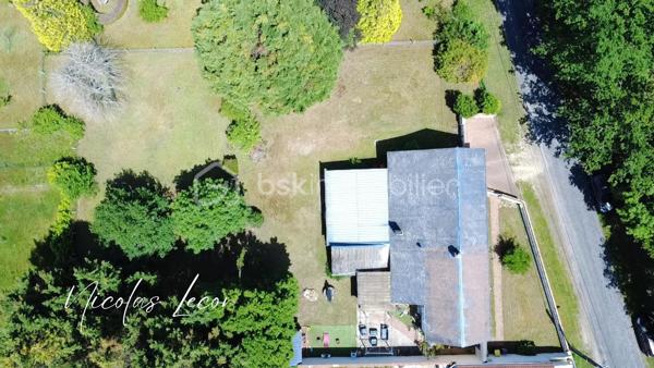 Idéalement située sur la commune de La Guerche-sur-l’Aubois, cette agréable maison familiale avec une vie de plain-pied d’environ 150 m² habitables saura séduire les amateurs d’espace, de confort et de tranquillité.

Édifiée sur un terrain plat, arboré et sans vis-à-vis d’environ 1 700 m², elle offre un cadre de vie agréable avec terrasse, abri de jardin et puits, idéal pour l’entretien du jardin et les extérieurs.

Au rez-de-chaussée, vous découvrirez une vie de plain-pied particulièrement appréciable comprenant une belle pièce de vie lumineuse et chaleureuse de plus de 40 m² agrémenté d’un poêle à bois, une cuisine aménagée et entièrement équipée d’environ 14 m² (four, plaques, lave-vaisselle, hotte), deux chambres, une salle d’eau, un WC indépendant avec lave-mains, ainsi qu’un espace rangement et une partie cellier.

À l’étage, le bien propose une pièce palière polyvalente pouvant convenir parfaitement à une chambre supplémentaire, un bureau, une salle de jeux ou un espace détente selon vos besoins. Vous y trouverez également une grande chambre avec son espace sanitaire privatif comprenant une douche, WC et bidet.

Un véritable atout supplémentaire : un grenier d’environ 45 m² au sol, offrant un beau potentiel d’aménagement pour créer une ou plusieurs chambres supplémentaires, une suite parentale, un espace télétravail ou loisirs. La maison permet ainsi d’envisager 4 à 5 chambres selon vos projets.

Côté dépendances et annexes, la maison bénéficie d’un ensemble particulièrement fonctionnel comprenant :

- un garage attenant avec accès direct à l’habitation,
- un second garage d’environ 22 m²,
- un espace atelier d’environ 20 m²,
- ainsi qu’une cave.

Pour votre confort : double vitrage PVC sur une partie de la maison, fibre optique installée, chauffage électrique récent complété par un poêle à bois.

Située à La Guerche-sur-l’Aubois, commune disposant des commodités du quotidien, d’écoles, d’établissements scolaires, commerces et services, cette maison conviendra aussi bien à une famille qu’à des acquéreurs recherchant un bien évolutif dans un environnement pratique et agréable. La commune dispose notamment d’écoles maternelles et élémentaires ainsi que du collège Claude Debussy.

Une maison offrant de beaux volumes, de nombreuses possibilités d’aménagement et un environnement privilégié, à découvrir sans tarder.