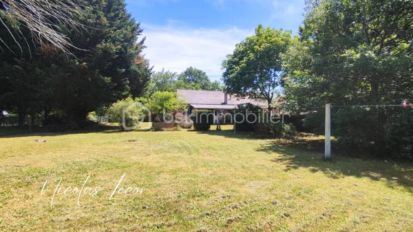 Idéalement située sur la commune de La Guerche-sur-l’Aubois, cette agréable maison familiale avec une vie de plain-pied d’environ 150 m² habitables saura séduire les amateurs d’espace, de confort et de tranquillité.

Édifiée sur un terrain plat, arboré et sans vis-à-vis d’environ 1 700 m², elle offre un cadre de vie agréable avec terrasse, abri de jardin et puits, idéal pour l’entretien du jardin et les extérieurs.

Au rez-de-chaussée, vous découvrirez une vie de plain-pied particulièrement appréciable comprenant une belle pièce de vie lumineuse et chaleureuse de plus de 40 m² agrémenté d’un poêle à bois, une cuisine aménagée et entièrement équipée d’environ 14 m² (four, plaques, lave-vaisselle, hotte), deux chambres, une salle d’eau, un WC indépendant avec lave-mains, ainsi qu’un espace rangement et une partie cellier.

À l’étage, le bien propose une pièce palière polyvalente pouvant convenir parfaitement à une chambre supplémentaire, un bureau, une salle de jeux ou un espace détente selon vos besoins. Vous y trouverez également une grande chambre avec son espace sanitaire privatif comprenant une douche, WC et bidet.

Un véritable atout supplémentaire : un grenier d’environ 45 m² au sol, offrant un beau potentiel d’aménagement pour créer une ou plusieurs chambres supplémentaires, une suite parentale, un espace télétravail ou loisirs. La maison permet ainsi d’envisager 4 à 5 chambres selon vos projets.

Côté dépendances et annexes, la maison bénéficie d’un ensemble particulièrement fonctionnel comprenant :

- un garage attenant avec accès direct à l’habitation,
- un second garage d’environ 22 m²,
- un espace atelier d’environ 20 m²,
- ainsi qu’une cave.

Pour votre confort : double vitrage PVC sur une partie de la maison, fibre optique installée, chauffage électrique récent complété par un poêle à bois.

Située à La Guerche-sur-l’Aubois, commune disposant des commodités du quotidien, d’écoles, d’établissements scolaires, commerces et services, cette maison conviendra aussi bien à une famille qu’à des acquéreurs recherchant un bien évolutif dans un environnement pratique et agréable. La commune dispose notamment d’écoles maternelles et élémentaires ainsi que du collège Claude Debussy.

Une maison offrant de beaux volumes, de nombreuses possibilités d’aménagement et un environnement privilégié, à découvrir sans tarder.