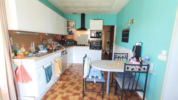Idéalement située sur la commune de La Guerche-sur-l’Aubois, cette agréable maison familiale avec une vie de plain-pied d’environ 150 m² habitables saura séduire les amateurs d’espace, de confort et de tranquillité.

Édifiée sur un terrain plat, arboré et sans vis-à-vis d’environ 1 700 m², elle offre un cadre de vie agréable avec terrasse, abri de jardin et puits, idéal pour l’entretien du jardin et les extérieurs.

Au rez-de-chaussée, vous découvrirez une vie de plain-pied particulièrement appréciable comprenant une belle pièce de vie lumineuse et chaleureuse de plus de 40 m² agrémenté d’un poêle à bois, une cuisine aménagée et entièrement équipée d’environ 14 m² (four, plaques, lave-vaisselle, hotte), deux chambres, une salle d’eau, un WC indépendant avec lave-mains, ainsi qu’un espace rangement et une partie cellier.

À l’étage, le bien propose une pièce palière polyvalente pouvant convenir parfaitement à une chambre supplémentaire, un bureau, une salle de jeux ou un espace détente selon vos besoins. Vous y trouverez également une grande chambre avec son espace sanitaire privatif comprenant une douche, WC et bidet.

Un véritable atout supplémentaire : un grenier d’environ 45 m² au sol, offrant un beau potentiel d’aménagement pour créer une ou plusieurs chambres supplémentaires, une suite parentale, un espace télétravail ou loisirs. La maison permet ainsi d’envisager 4 à 5 chambres selon vos projets.

Côté dépendances et annexes, la maison bénéficie d’un ensemble particulièrement fonctionnel comprenant :

- un garage attenant avec accès direct à l’habitation,
- un second garage d’environ 22 m²,
- un espace atelier d’environ 20 m²,
- ainsi qu’une cave.

Pour votre confort : double vitrage PVC sur une partie de la maison, fibre optique installée, chauffage électrique récent complété par un poêle à bois.

Située à La Guerche-sur-l’Aubois, commune disposant des commodités du quotidien, d’écoles, d’établissements scolaires, commerces et services, cette maison conviendra aussi bien à une famille qu’à des acquéreurs recherchant un bien évolutif dans un environnement pratique et agréable. La commune dispose notamment d’écoles maternelles et élémentaires ainsi que du collège Claude Debussy.

Une maison offrant de beaux volumes, de nombreuses possibilités d’aménagement et un environnement privilégié, à découvrir sans tarder.